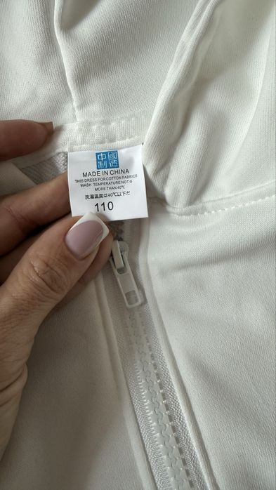 Продам детскую  кофту на замке !