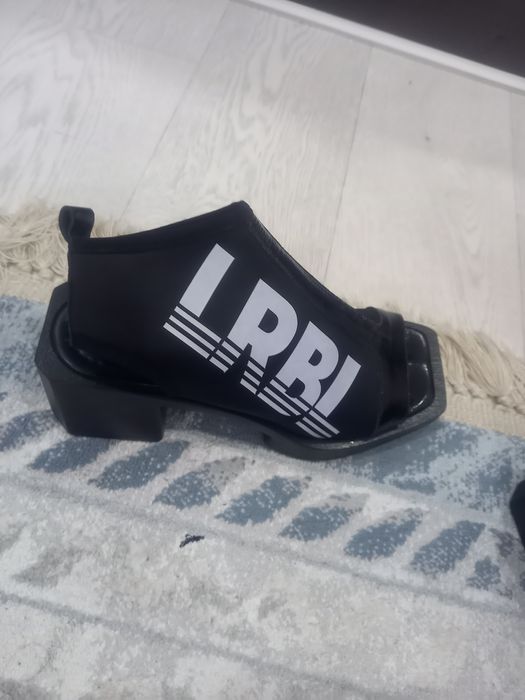 Женская модная обувь