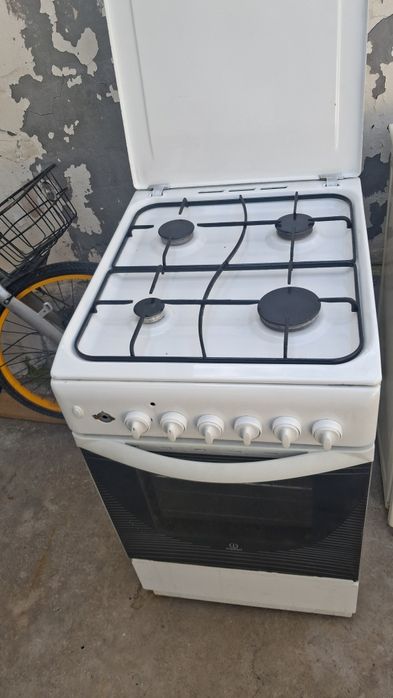 Продаётся газ плита Indesit