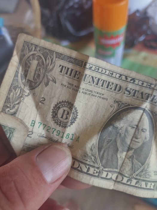 Банкноти от 1лв.и 1долар.