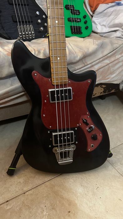 Разпродавам колекция от бас китари