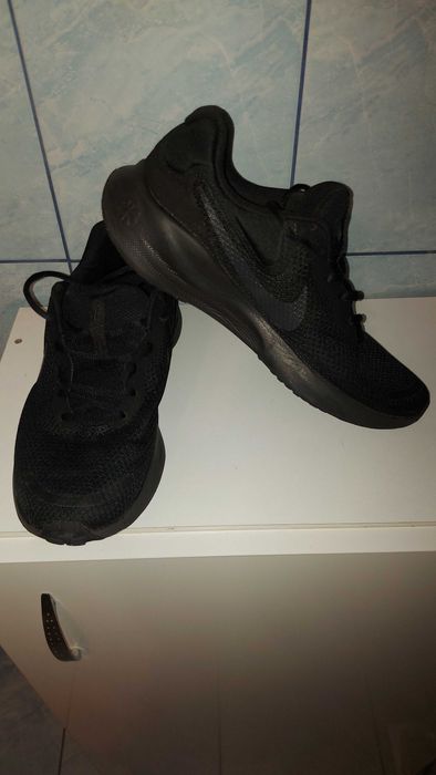 Adidași Nike negri