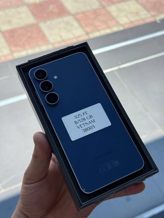 Samsung S25 FE. .