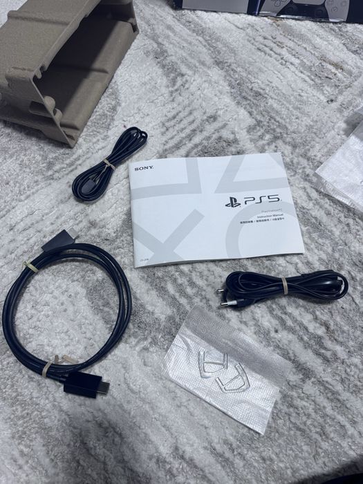 Sony PlayStation 5. 825 GB