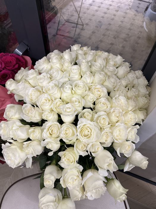 Белые розы,91 штук 90 сантиметр