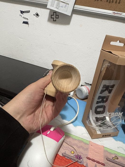 Krom strogo sticky mov