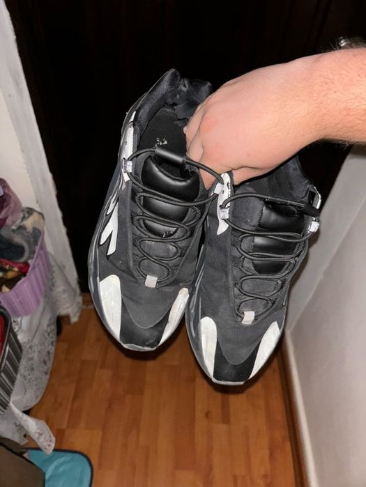 Yeezy 700 mnvn triple black