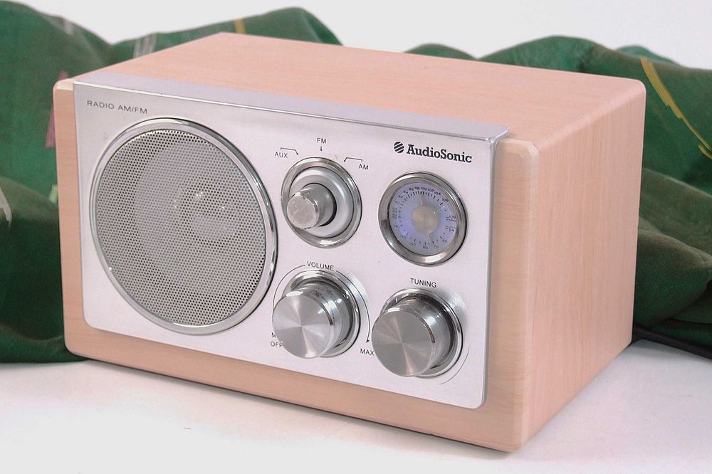 Radio AudioSONIC, FM/AM, antena telescopica, furnir, sunet impecabil