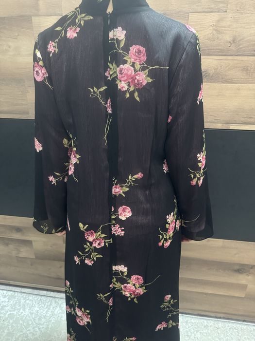 Әдемі көйлектер сатылымда.