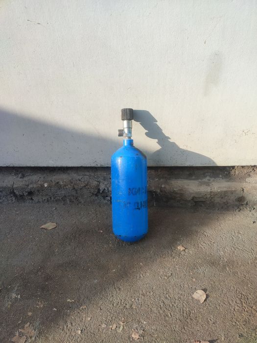 Кислородный баллон маленький.