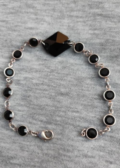 Сребърна гривна  с черни камъни