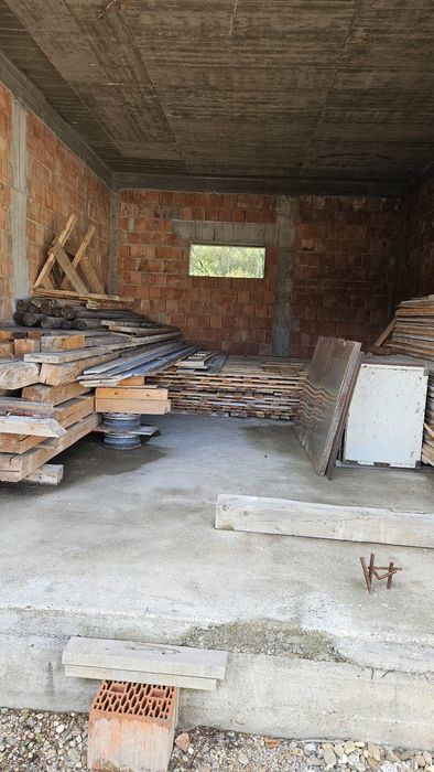 Vănd teren în suprafață de 2400 metri pătrați