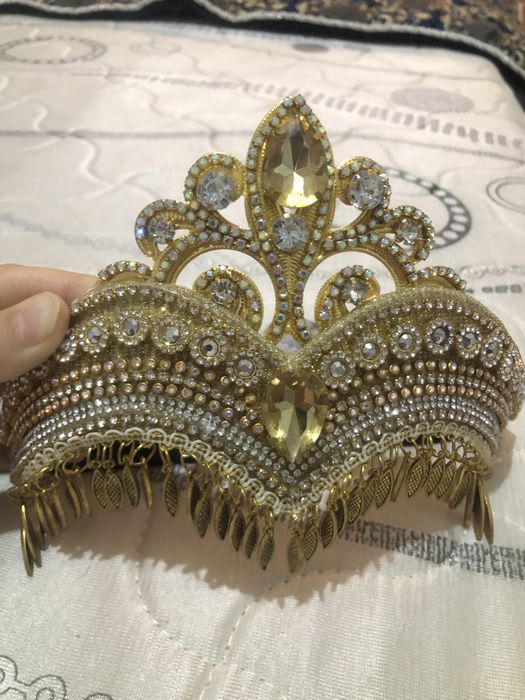 Yangi taqilmagan 2 ta karona, bitta tillaqosh va zirak.