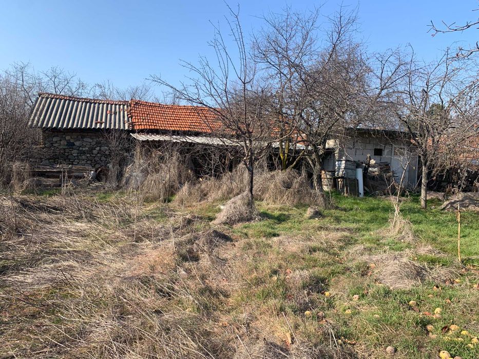 ДВУЕТАЖНА КЪЩА с двор с. Марино поле