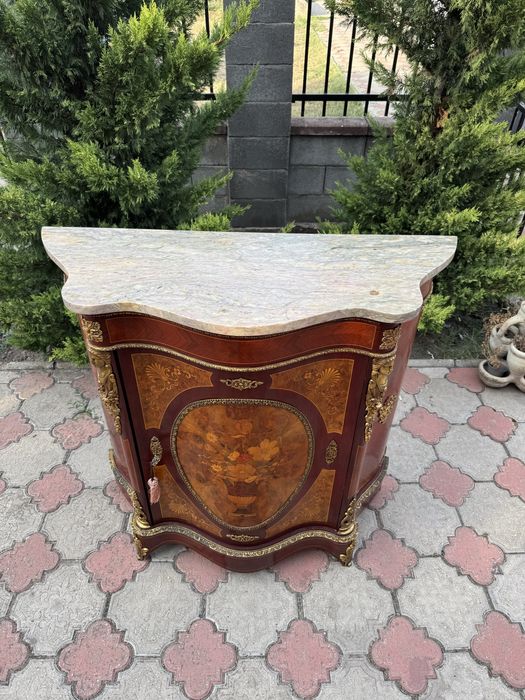 Comoda din lemn masiv cu intarsii, elemente bronz si blat marmura