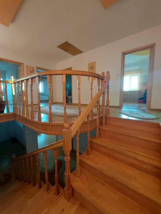 Casă de vânzare - 5 camere, zona Cornișa