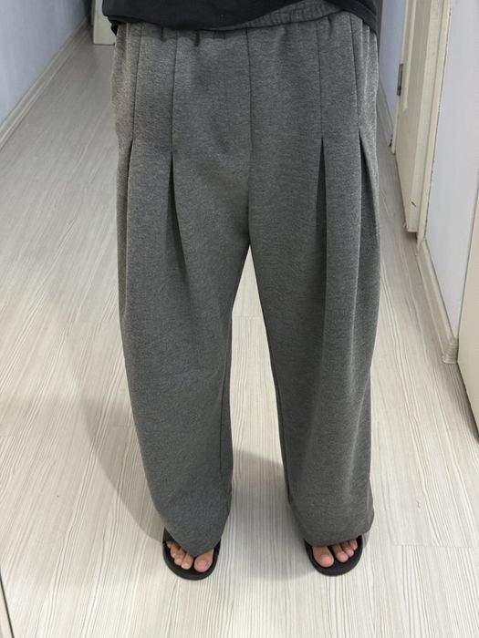 Серые штаны широкие