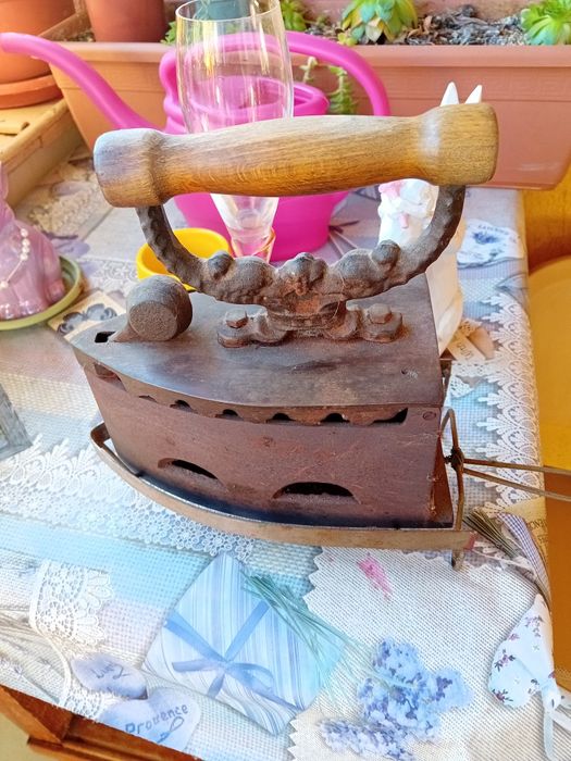 Fier călcat vechi antic