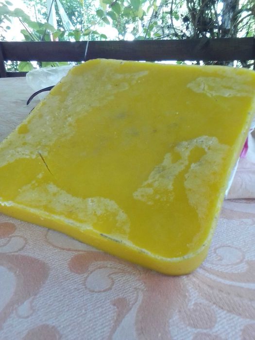 Продавам пчелен восък