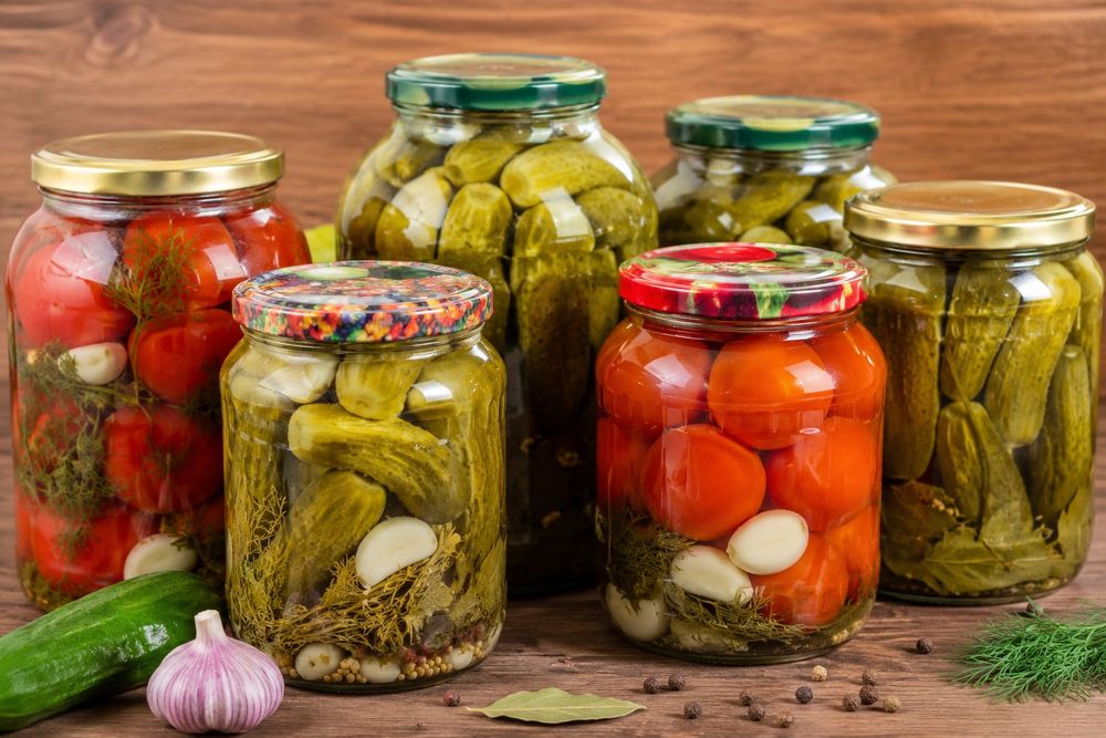 Продам 2 л.банки для солении. Сезон закрутлк солениии,