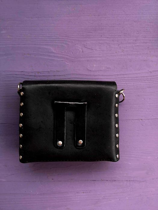 Ново. Мини чантичка на В подходяща за носене на колан или през рамо