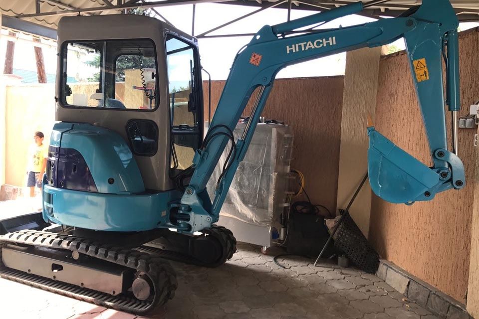 Услуги мини экскаватор .. экскаватор .. трактор ..HITACHI EX30UR-2