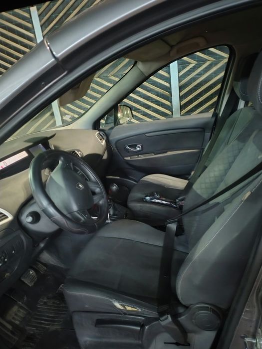 Vand Renault Scenic 1.5dci An 2009 7 locuri