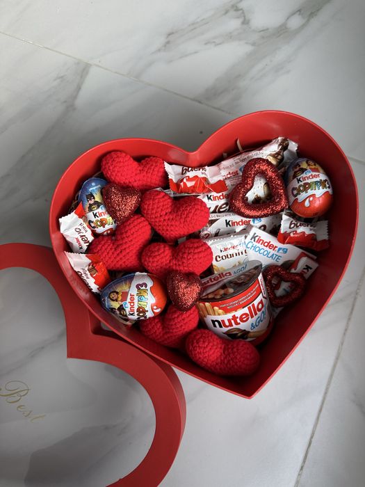 Киндер бокс, корзина со сладостями