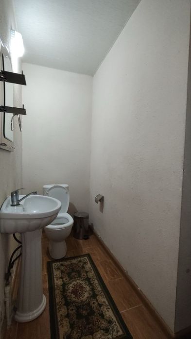 Beruni metro 3/6/9 balkon 2:6 90km2 joyi zor engi lift qoyilgan