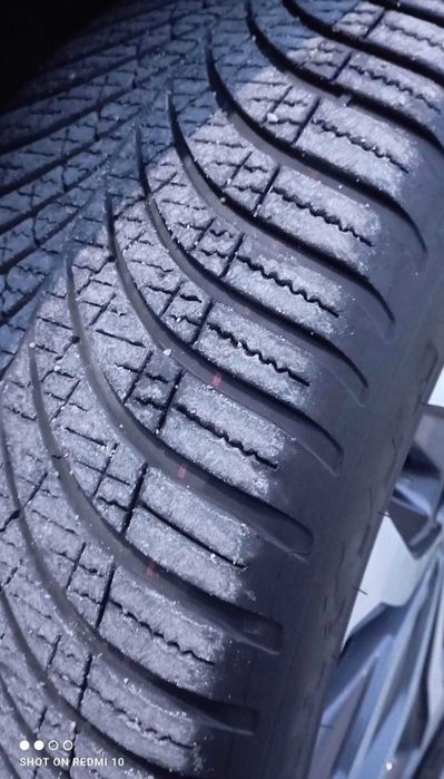 Anvelope dimensiuni 245 45 R18 allseason M+S si fulg marca Goodyear Vector dot 3923 aproape 2024 in stare foarte bună.