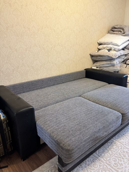Продам б/у диван с подушками. 4 подушка