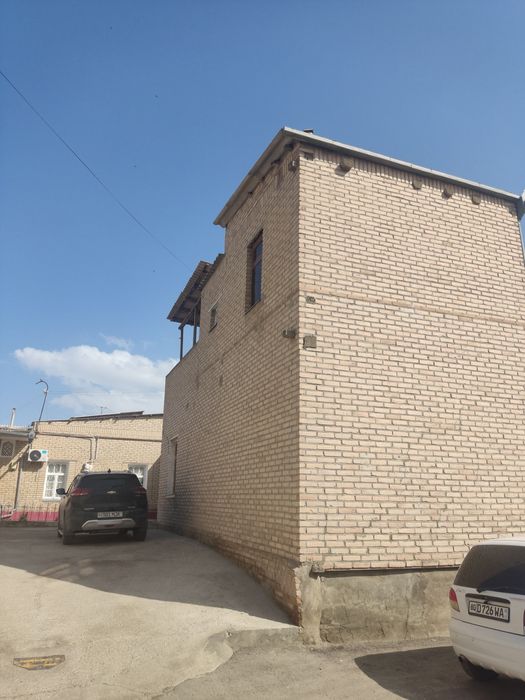 Продаëтся хороший дом с отличным локации для гостинной бизнеса.