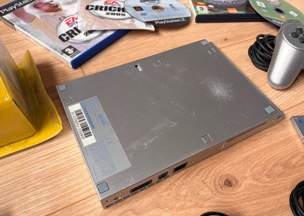 PS2 Slim Silver PlayStation 2 + подарък 6 игри и два контролера