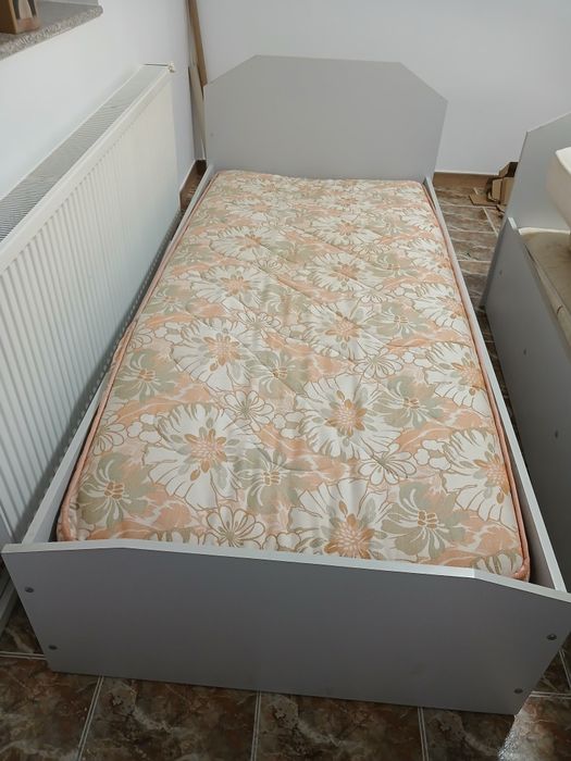 4 PaturiPaturi single (1 persoană) + Saltea + câte 2 Noptiere