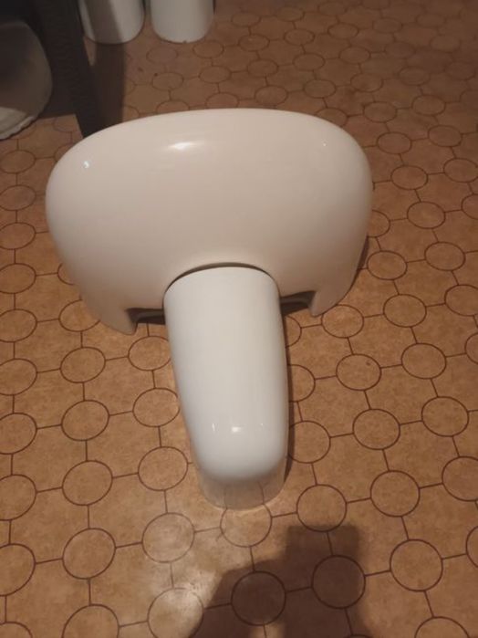 Полуботуш за мивка