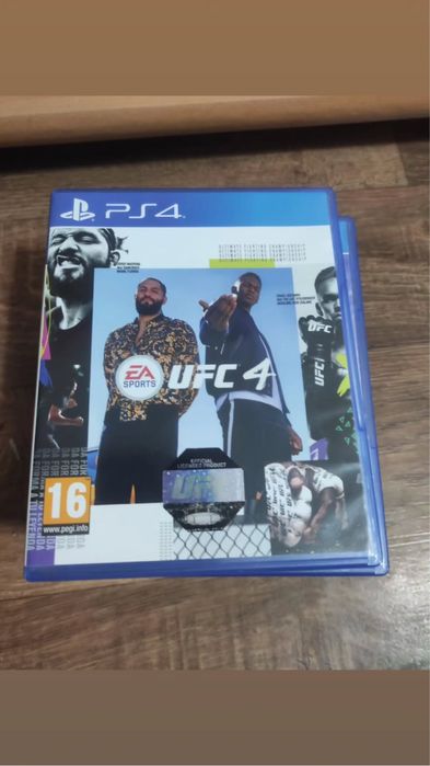 Продам соньку 4 в ней еще есть три игры