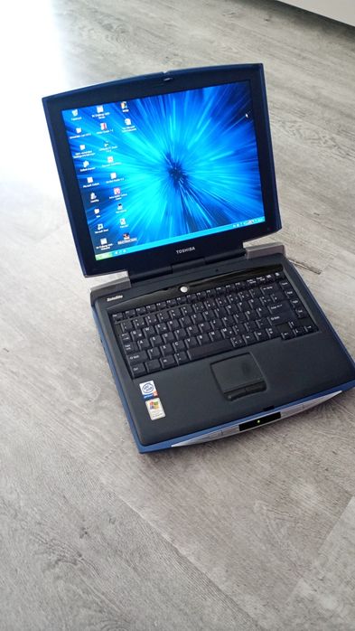 Laptop Toshiba vechi din anul 2002 aproape nou