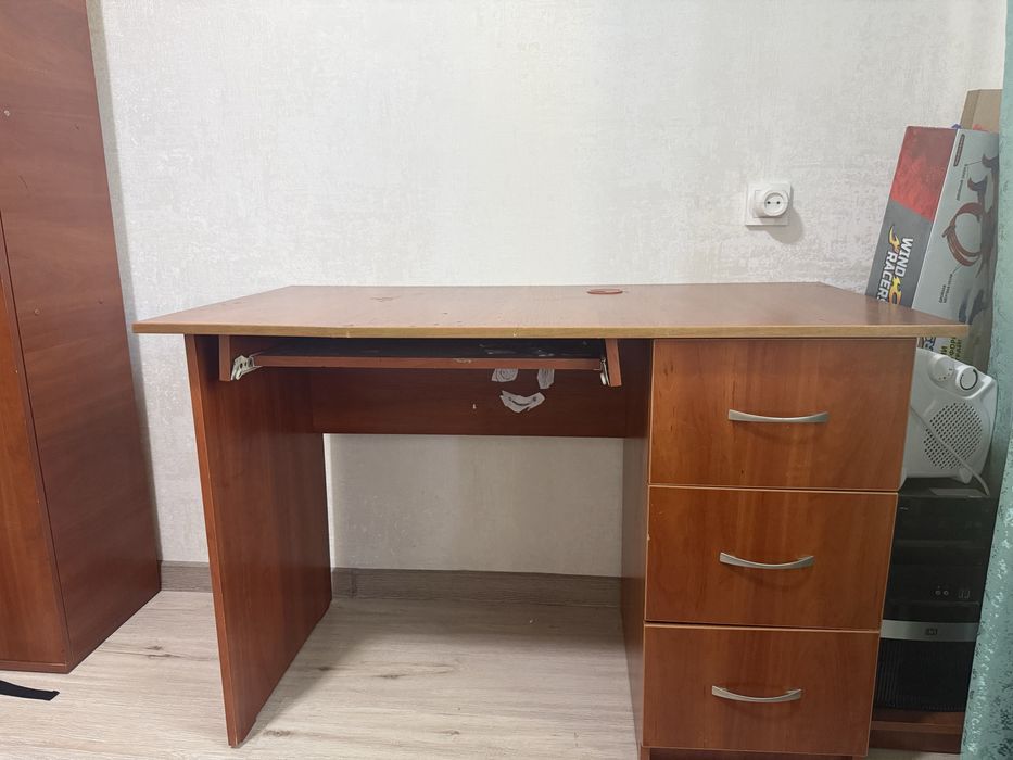 Продам стол компьютерный