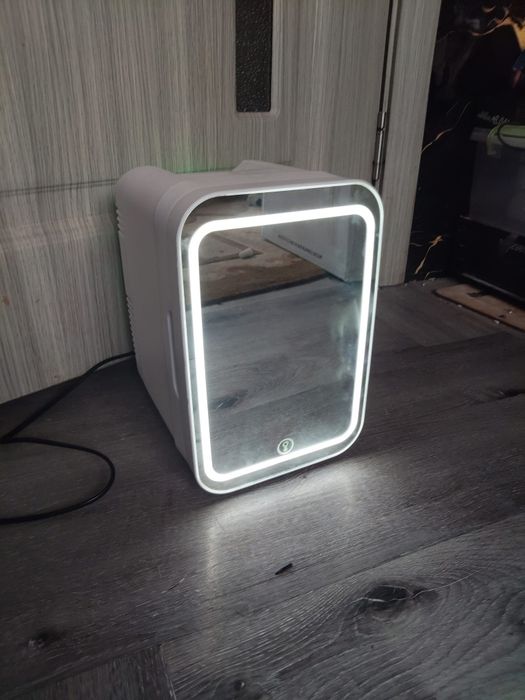 Mini frigider cu usa oglinda si lumini led reglabile 3 moduri 8 l  pentru îngrijirea cosmeticelor dim 33 x 26 x 20 cm nou pret 200 de lei