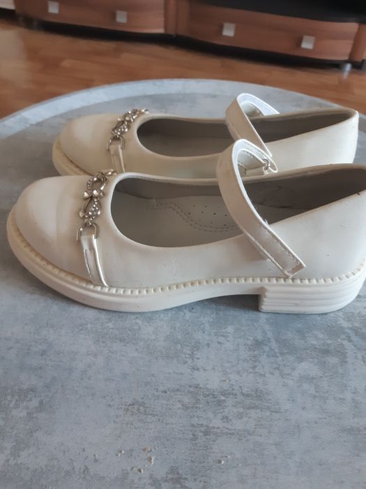 Продам белые туфли 35р