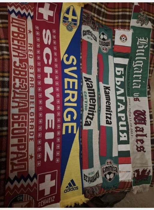 Продавам много футболни шалове
