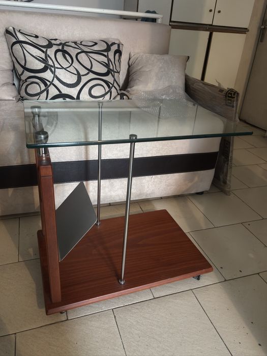 Стъклена маса на колелца