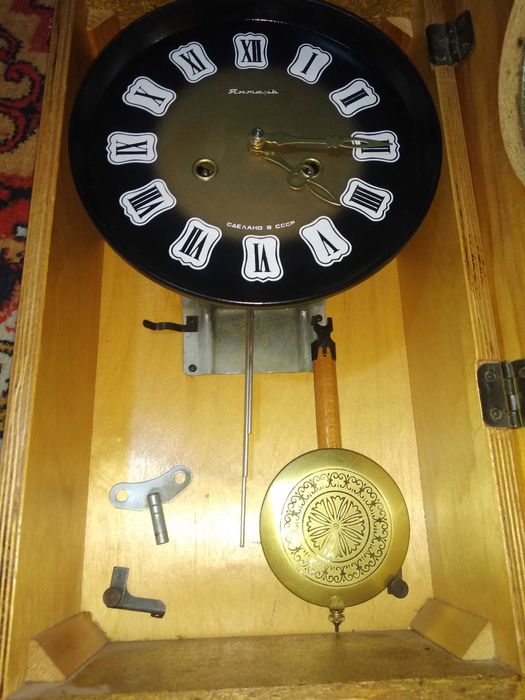 продаются часы янтарь настенные