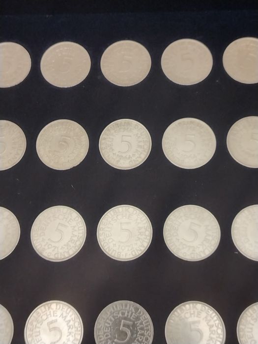 O colecție de monede din Argint