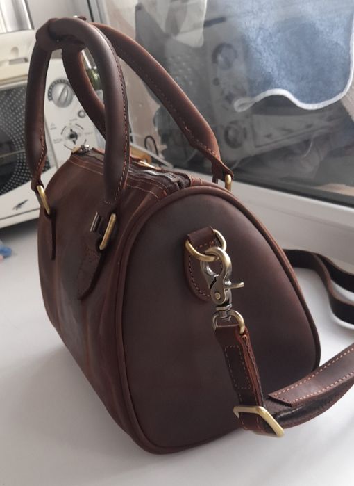 Продам женскую кожаную сумку
