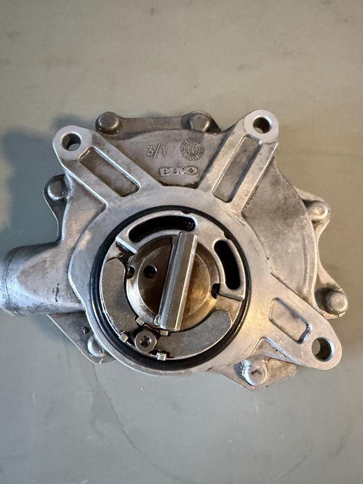 Pompa vacuum BMW E90 N46B20, cod 11557542498