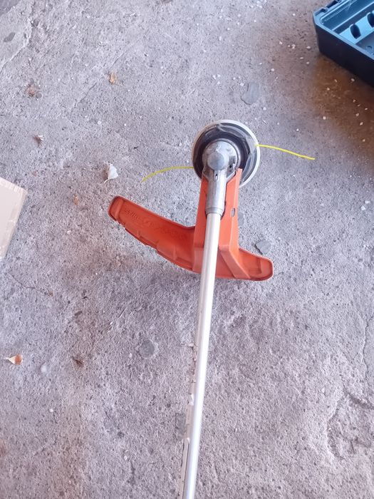 Masina pe benzina de tuns iarba fs260c in stare buna de funcționare