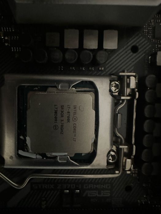 Kit 8700k z370i asus dominator 32 gb ddr4 nh-u12a