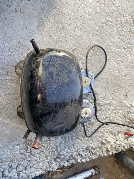 компрессор холодильника.