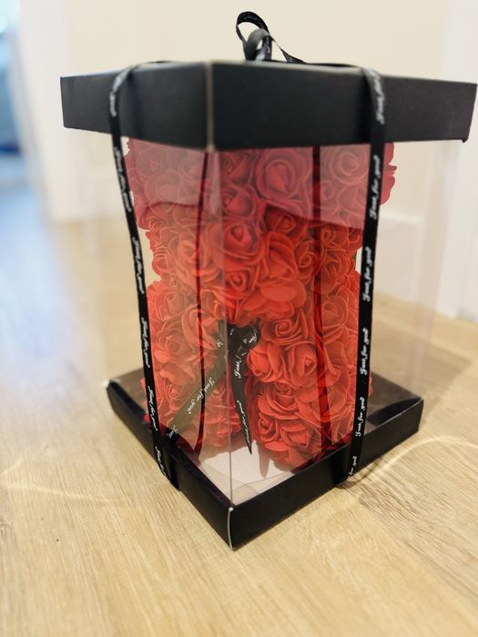 мече от рози в кутия лукс